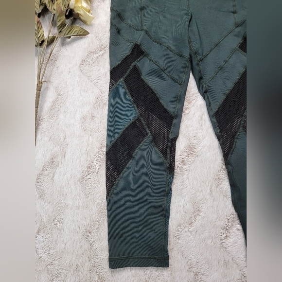 ✨️CL ViaMia Forest Green Black Mesh Accent Cropped Leggings Size S - Picture 6 of 14